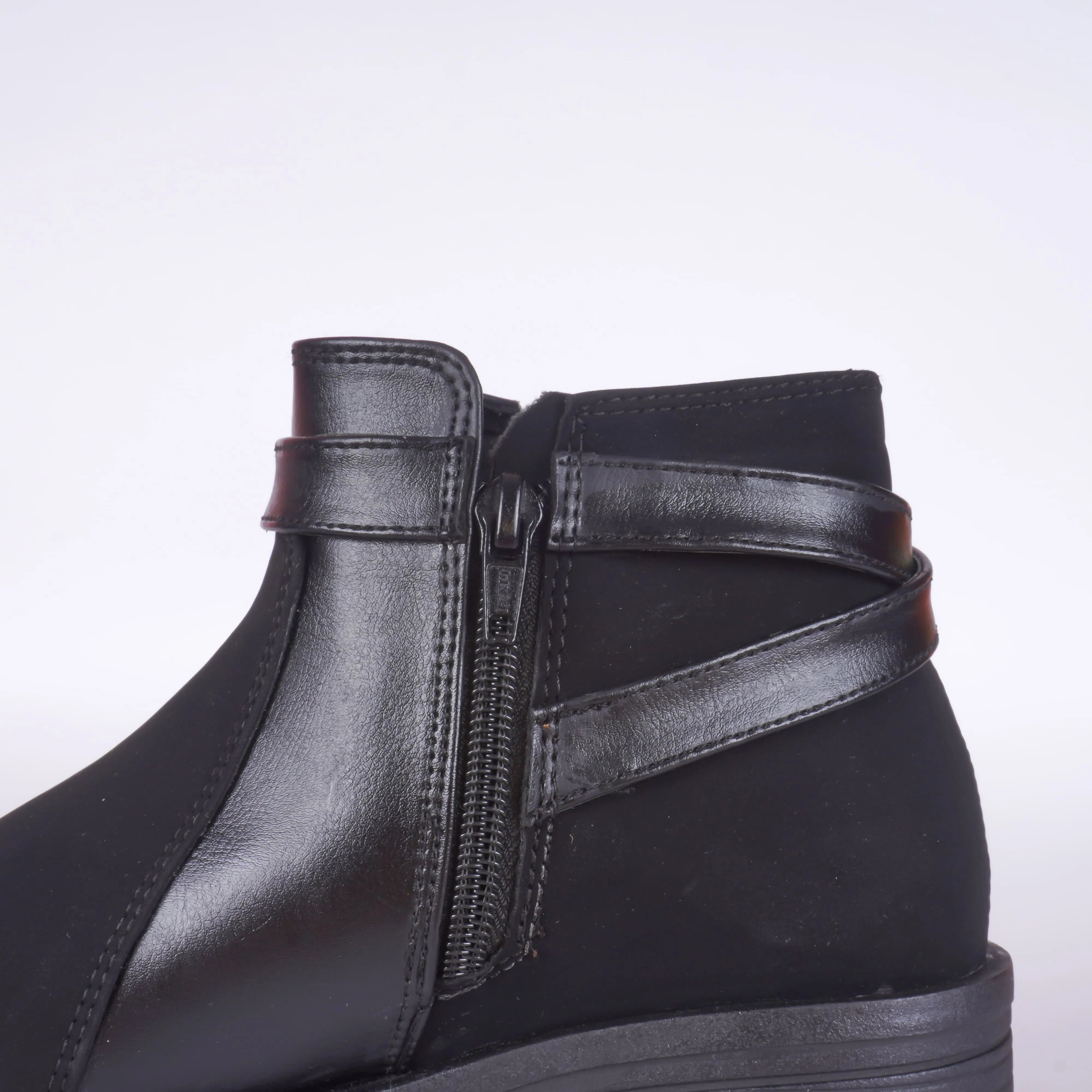 Bota Essential 2120
